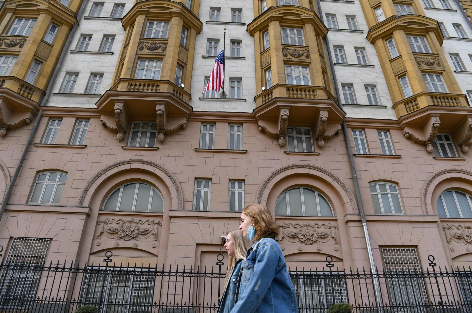 Two young women walk past the U.S. embassy building in Moscow, Russia, April 15, 2021. (AFP Photo)