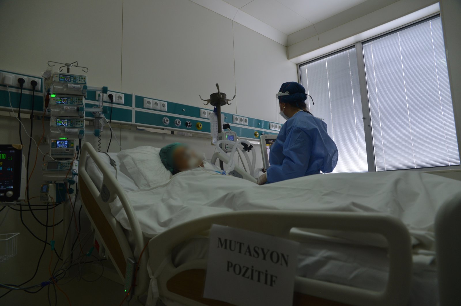 A doctor attends to a COVID-19 patient at a hospital in the capital Ankara, Turkey, April 16, 2021. (DHA PHOTO)