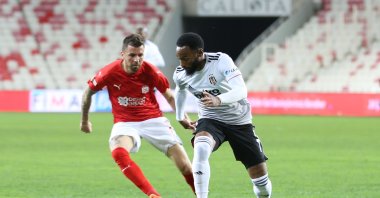 Sivasspor's Claudemir de Souza (L) and Beşiktaş's Kevin N’Koudou vie for the ball during a Süper Lig match at the Yeni 4 Eylül Stadium in Sivas, Turkey, April 20, 2021. (AA Photo)