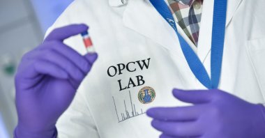A laboratory technician inspects a test vial at the OPCW (The Organisation for the Prohibition of Chemical Weapons) headquarters in The Hague, Netherlands, April 20, 2018. (AFP Photo)