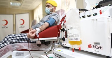 A blood donator is hooked up to a machine at a Turkish Red Crescent center in Istanbul, Turkey. (DHA Photo)