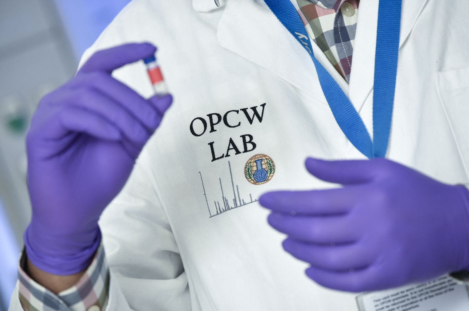 A laboratory technician inspects a test vial at the OPCW (The Organisation for the Prohibition of Chemical Weapons) headquarters in The Hague, Netherlands, April 20, 2018. (AFP Photo)
