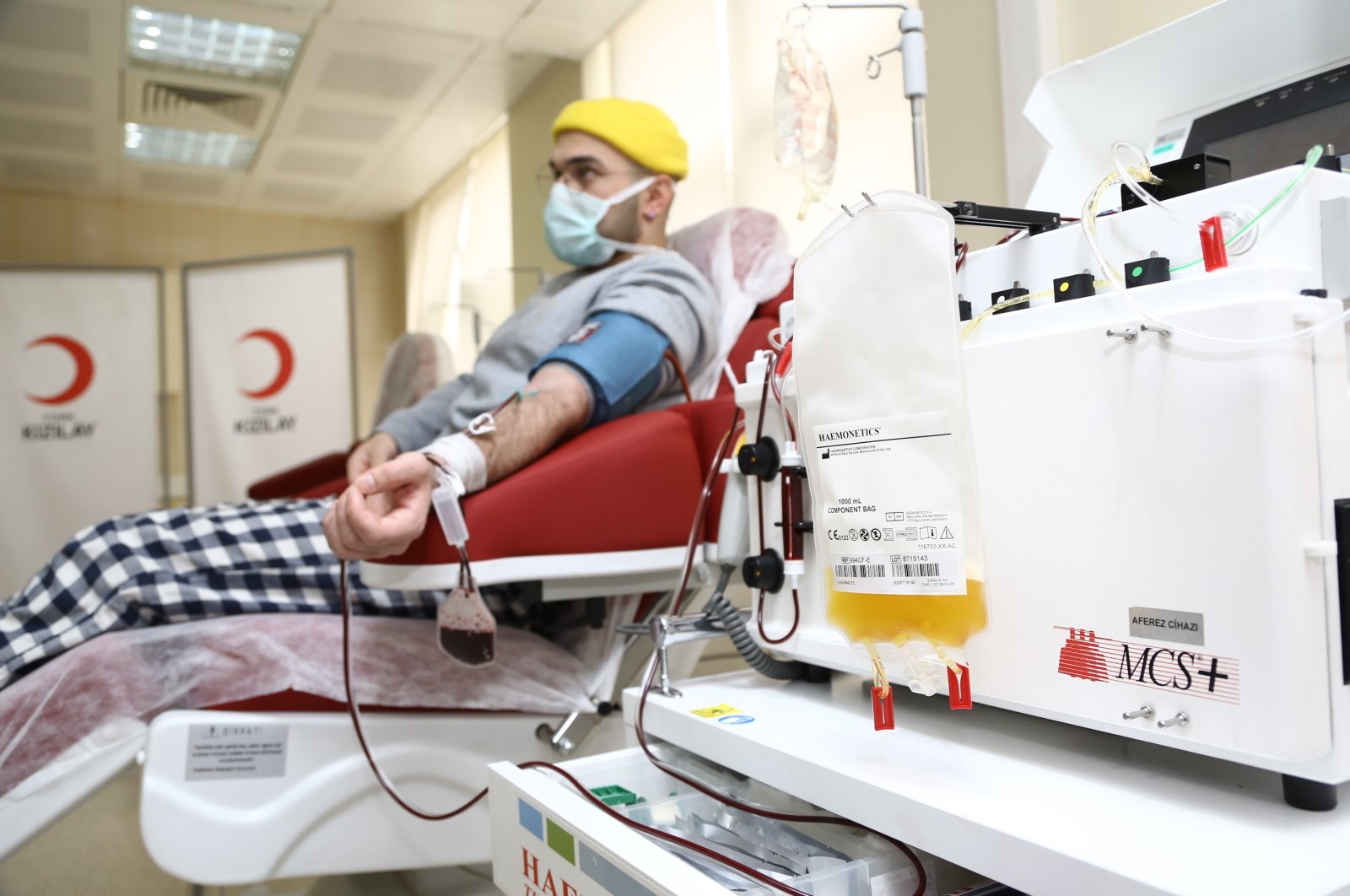 A blood donator is hooked up to a machine at a Turkish Red Crescent center in Istanbul, Turkey. (DHA Photo)