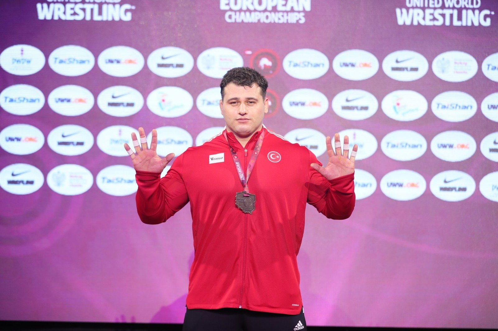 Rıza Kayaalp poses after winning the European title for the 10th time, Warsaw, Poland, April 24, 2021. (DHA Photo)