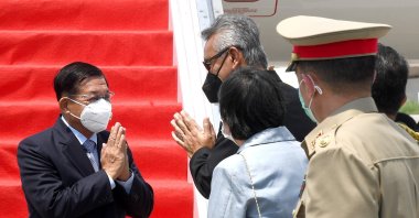 Myanmar's junta chief Senior General Min Aung Hlaing (L) gestures as he is welcomed upon his arrival ahead of the ASEAN leaders' summit, at the Soekarno Hatta International airport in Tangerang, on the outskirts of Jakarta, Indonesia, April 24, 2021. (Indonesian Presidential Palace via Reuters)