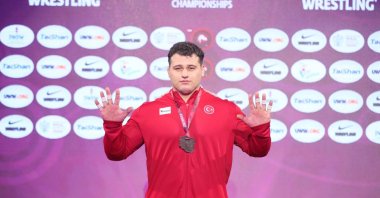 Rıza Kayaalp poses after winning the European title for the 10th time, Warsaw, Poland, April 24, 2021. (DHA Photo)