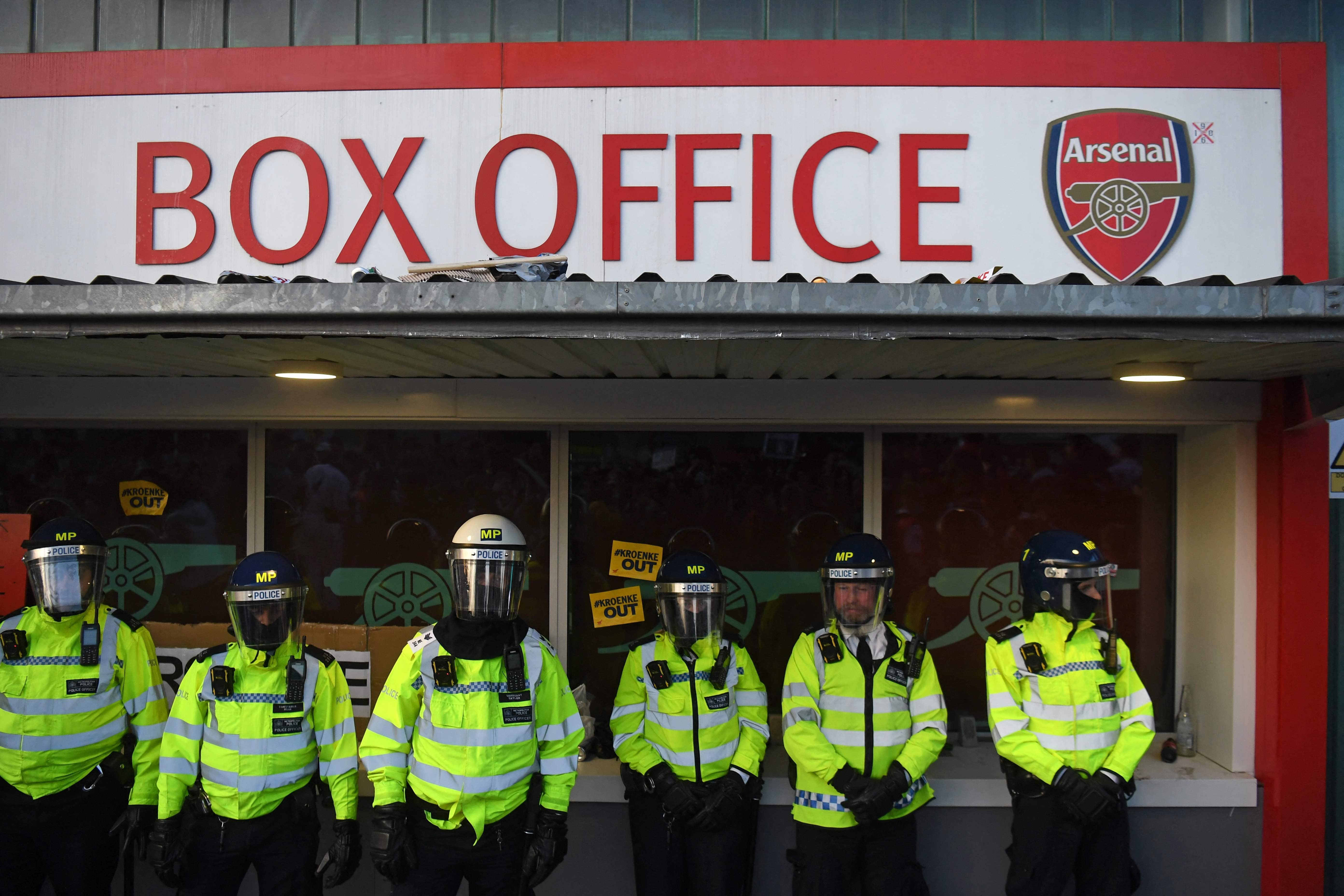 Police officers guard the box office as supporters protest against Arsenal's U.S. owner Stan Kroenke ahead of their game against Everton, outside English Premier League club Arsenal's Emirates stadium in London, Britain, April 23, 2021. (Photo by AFP)