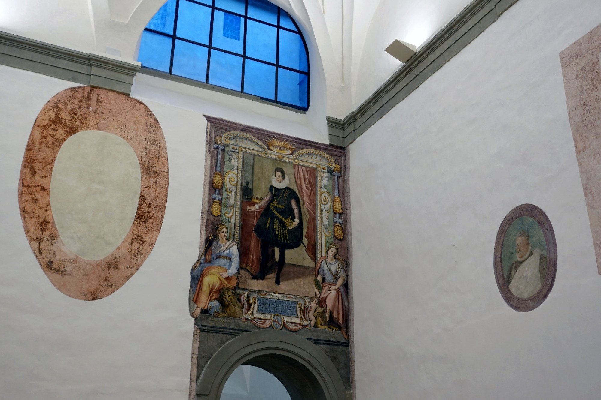In questa foto, un murale a grandezza naturale raffigurante il giovane Cosimo II D. 