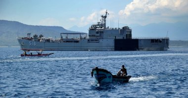 An Indonesian Navy ship sets off from the port of Tanjungwangi near the naval base in Banyuwangi, East Java province on April 25, 2021, as the military continues the search off the coast of neighboring Bali island for the navy's KRI Nanggala submarine that went missing April 21 during a training exercise. (AFP Photo)