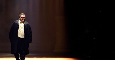 Moroccan-born Israeli designer Alber Elbaz acknowledges the public at the end of Lanvin's 2016 Spring/Summer ready-to-wear collection fashion show in Paris, France, Oct. 1, 2015. (AFP Photo)