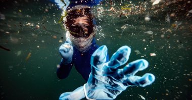 Turkish diver Şahika Ercümen posed for Şebnem Coşkun underwater in the Bosporus Strait to raise awareness about plastic pollution in the seas. (AA Photo)