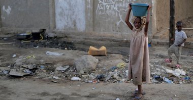 A girl carries a basin in a poor neighbourhood in N'djamena, Chad, April 25, 2021. (REUTERS Photo)