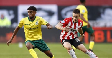 Sittard's Swedish midfielder Tesfaldet Tekie (L) fights for the ball with PSV's Neo Zealander midfielder Ryan Thomas during the Dutch Eredivisie football match between PSV Eindhoven and Acun Ilıcalı's former club, Fortuna Sittard, at the Phillips stadium in Eindhoven, Holland, on October 4, 2020. (AFP File Photo)