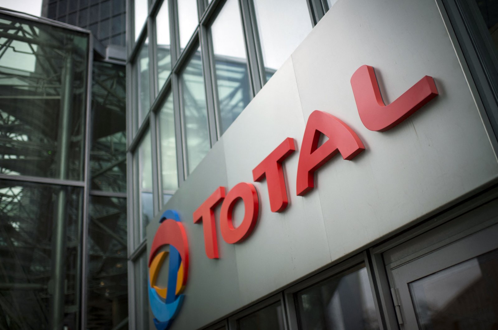 The logo of French oil company headquarters Total in La Defense business district, near Paris October 21, 2014. (AFP Photo)