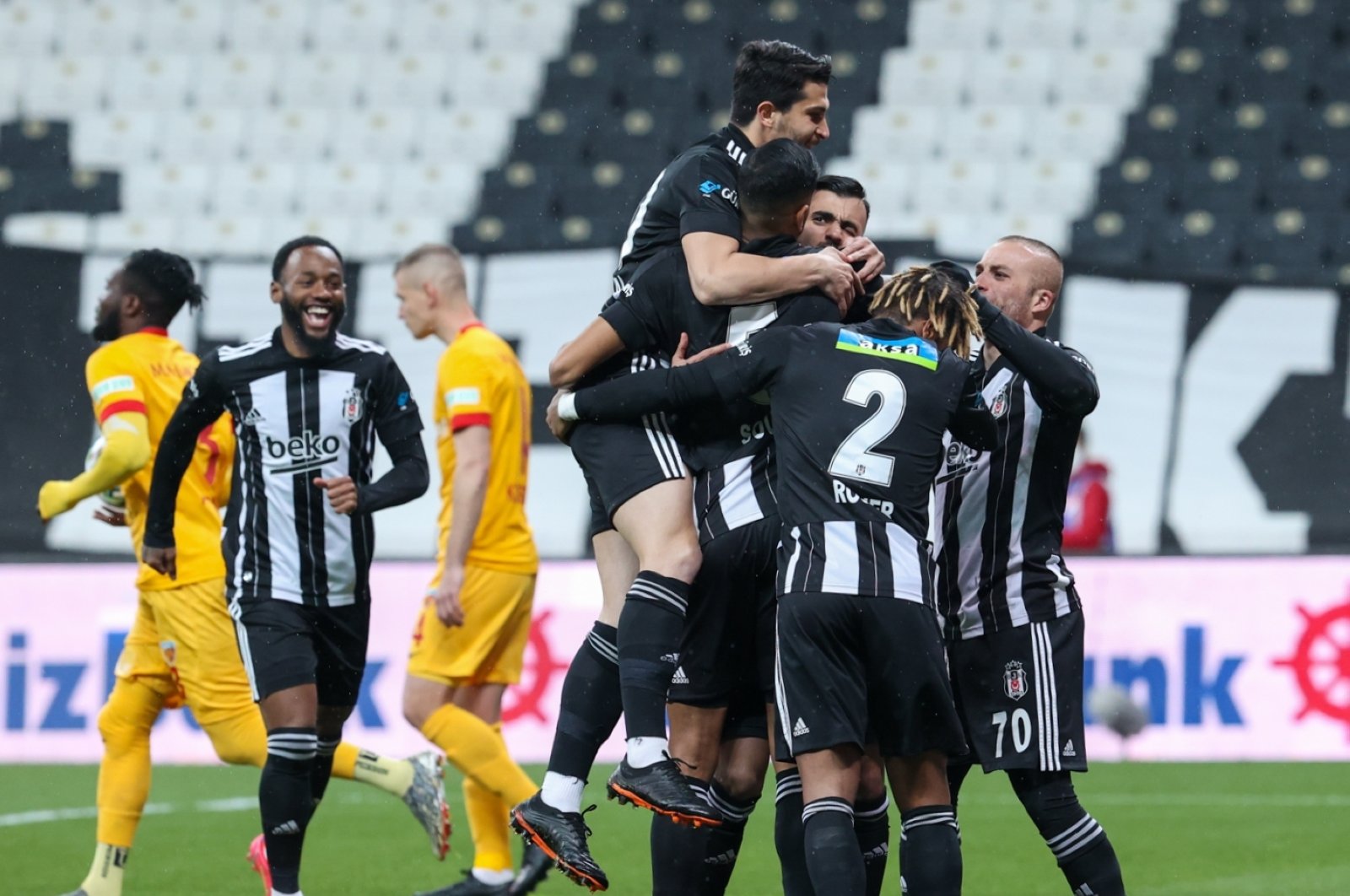Beşiktaş and Fenerbahçe lead Süper Lig race | Daily Sabah