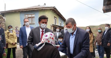 Sri Lanka's Ambassador Mohamed Rizvi Hassen and embassy staff distribute Ramadan aid in Ankara's Yaylabağ village, Turkey, April 26, 2021. (Photo by Dilara Aslan)
