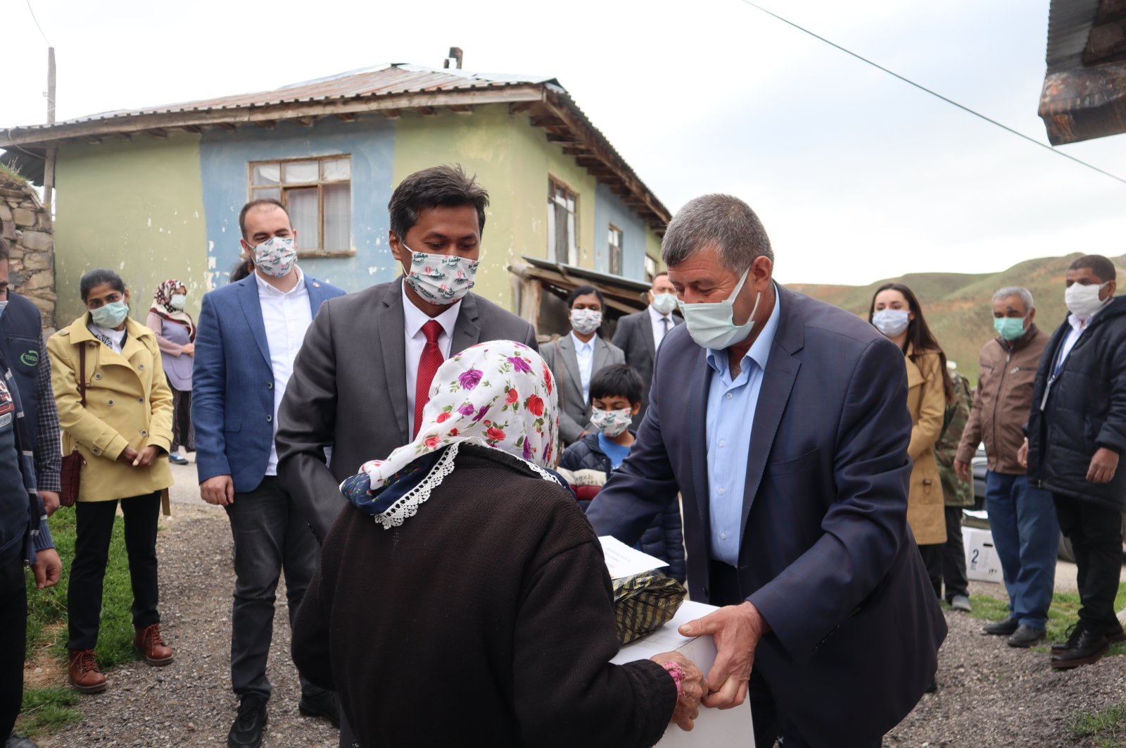 Sri Lanka's Ambassador Mohamed Rizvi Hassen and embassy staff distribute Ramadan aid in Ankara's Yaylabağ village, Turkey, April 26, 2021. (Photo by Dilara Aslan)