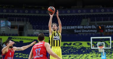 Fenerbahçe's French guard Nando De Colo (R) shoots during a game against CSKA Moscow at Ülker Sports Arena, Istanbul, Turkey, April 28, 2021. (IHA Photo)
