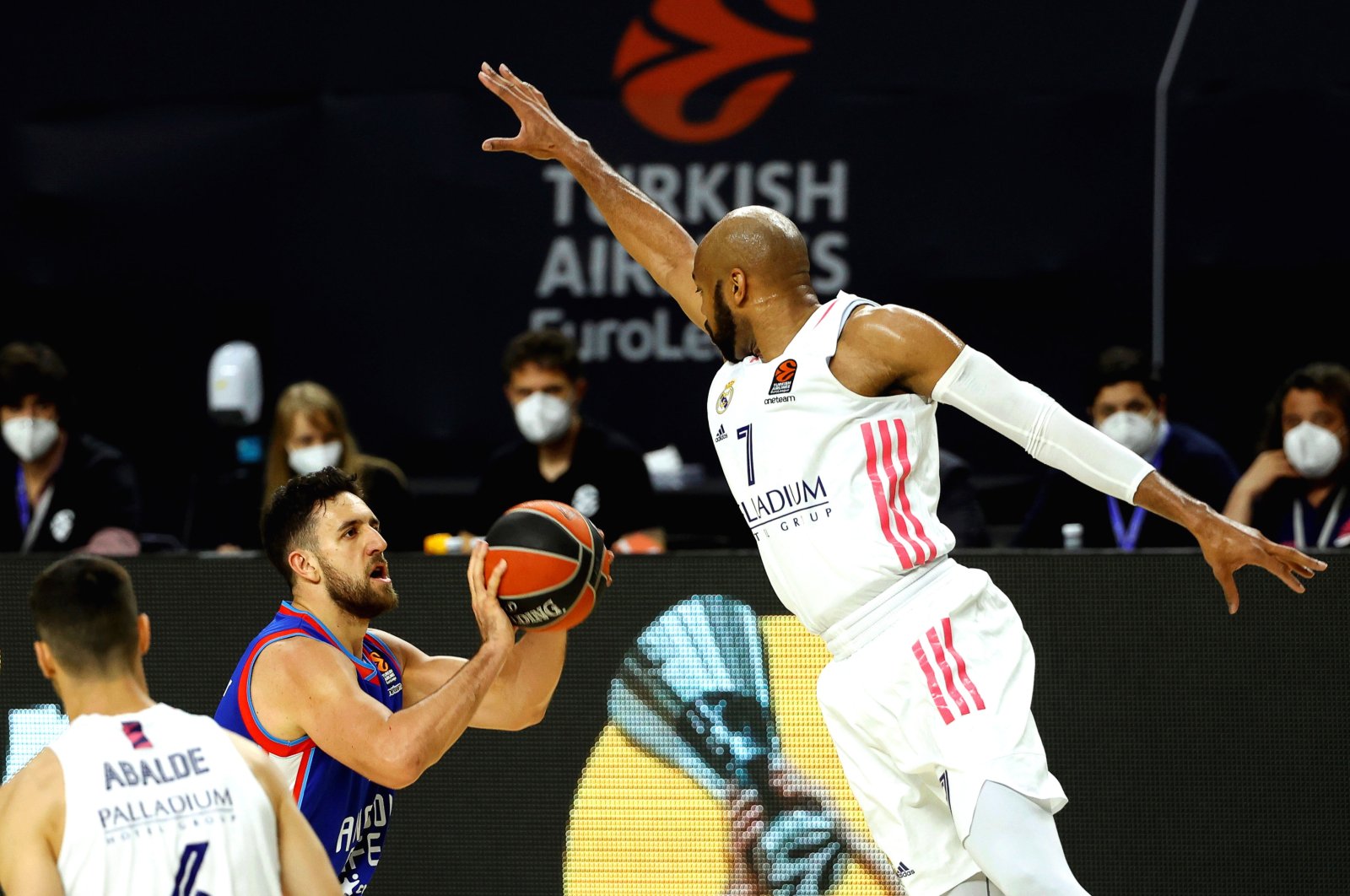 Real Madrid's Alex Tyus (R) in action against Anadolu Efes' Vasilije Micic (C) during a THY Euroleague Playoff match in Madrid, Spain, April 27, 2021. (EPA Photo)
