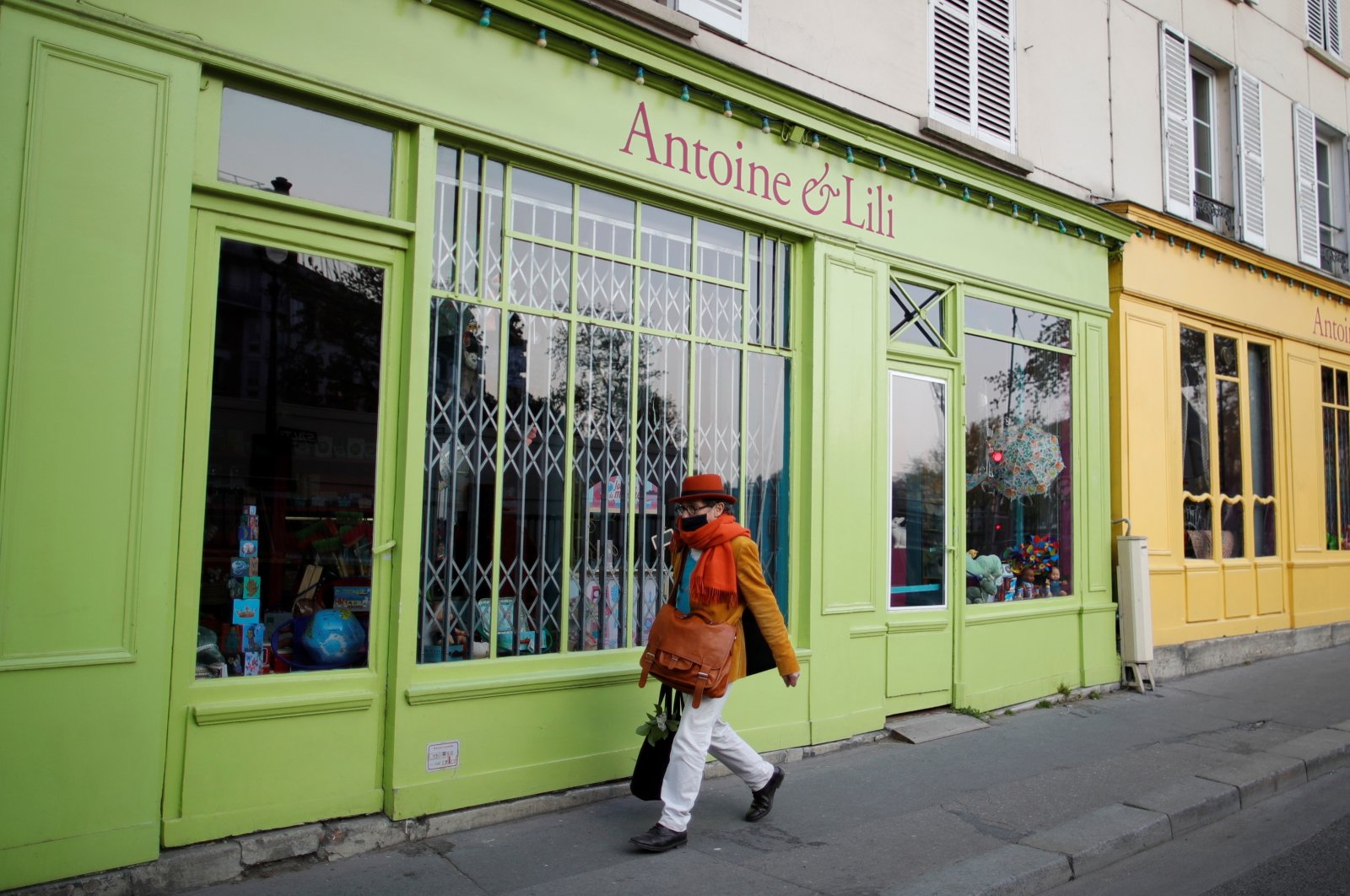 A woman wearing a protective face mask walks past a closed shop amid the coronavirus (COVID-19) outbreak in Paris, France, April 22, 2021. (Reuters Photo)