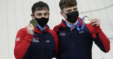 Thomas Daley (L) and Matthew Lee of Britain pose with their gold medals after the men's synchronized 10-meter platform competition at the FINA Diving World Cup, at the Tokyo Aquatics Centre, Tokyo, Japan, May 1, 2021. (AP Photo)