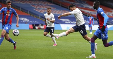 Manchester City's Sergio Aguero (2nd R) scores his team's first goal during the English Premier League soccer match between Crystal Palace and Manchester City at Selhurst Park in London, England, May 1, 2021. (AP/Catherine Ivill/Pool)