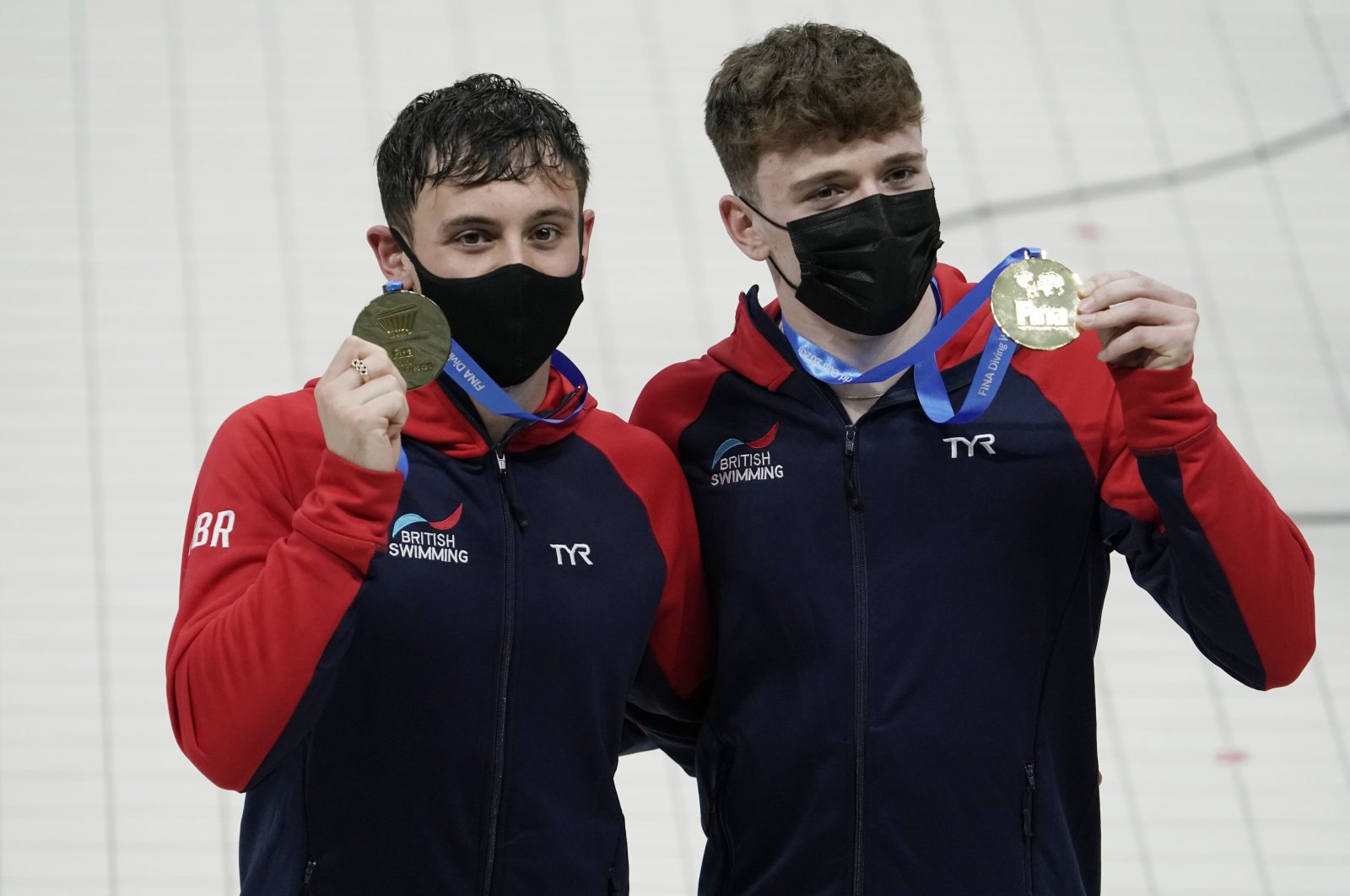 Thomas Daley (L) and Matthew Lee of Britain pose with their gold medals after the men's synchronized 10-meter platform competition at the FINA Diving World Cup, at the Tokyo Aquatics Centre, Tokyo, Japan, May 1, 2021. (AP Photo)