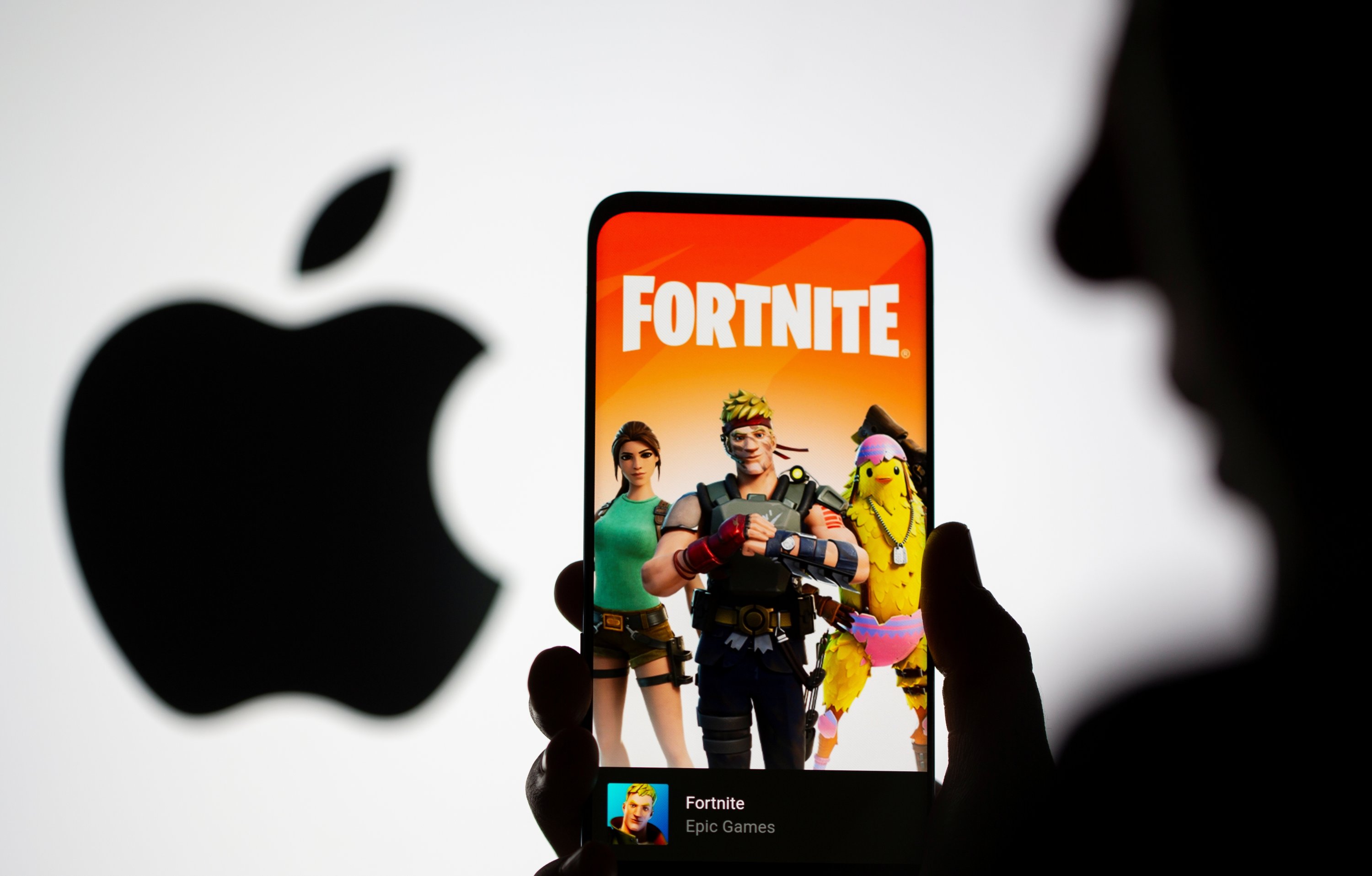 Apple expels Fortnite from the App Store; Epic Games sues