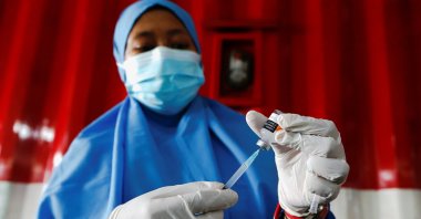 A health care worker prepares a dose of China's Sinovac Biotech vaccine for the coronavirus disease (COVID-19) at a drive-thru vaccination station, as a mass vaccination program continues in Jakarta, Indonesia, April 30, 2021. (Reuters Photo)