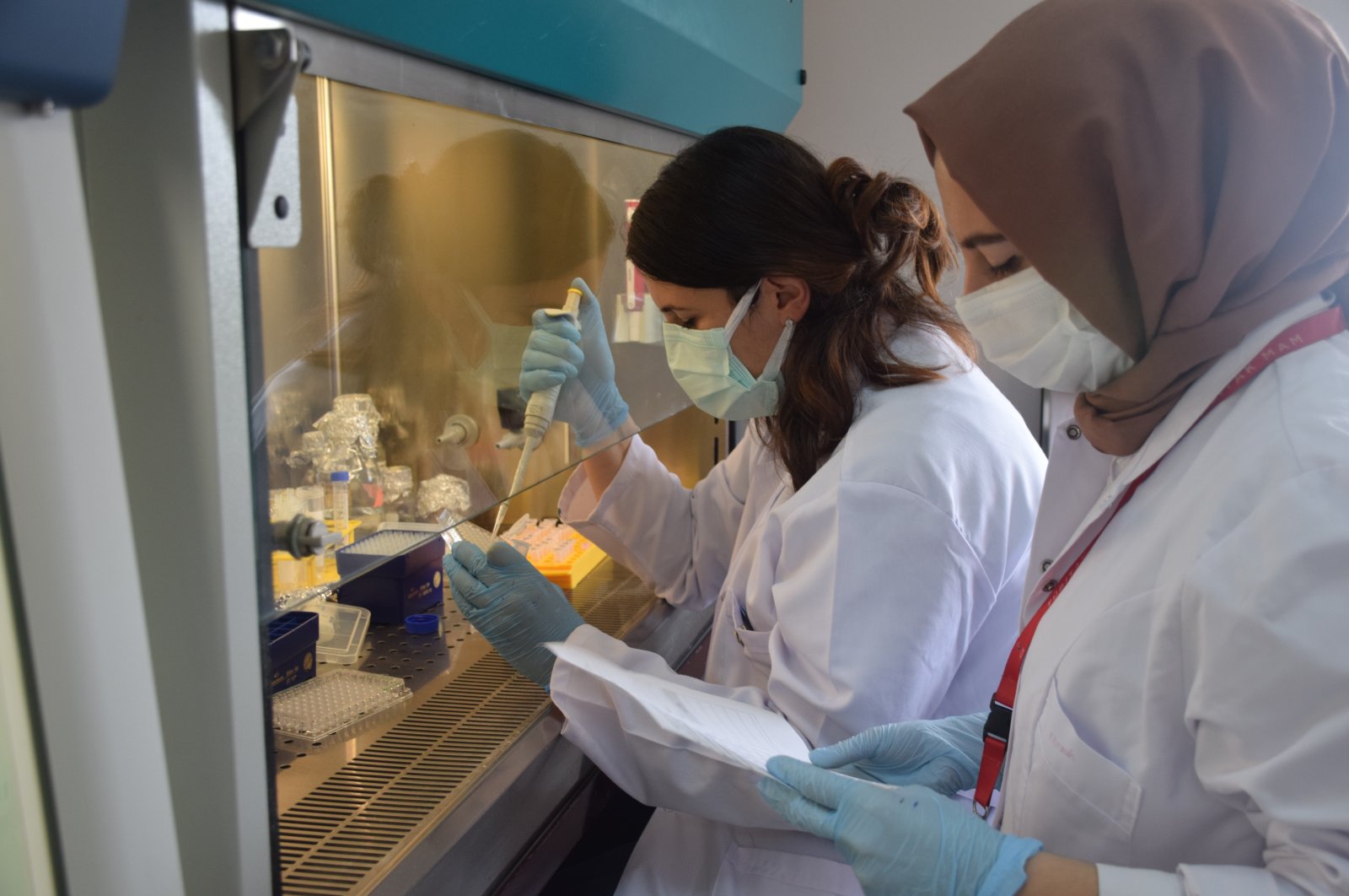 Researchers work at a lab at TÜBITAK's Institute of Biotechnology in Kocaeli, northwestern Turkey, May 3, 2021. (AA PHOTO)