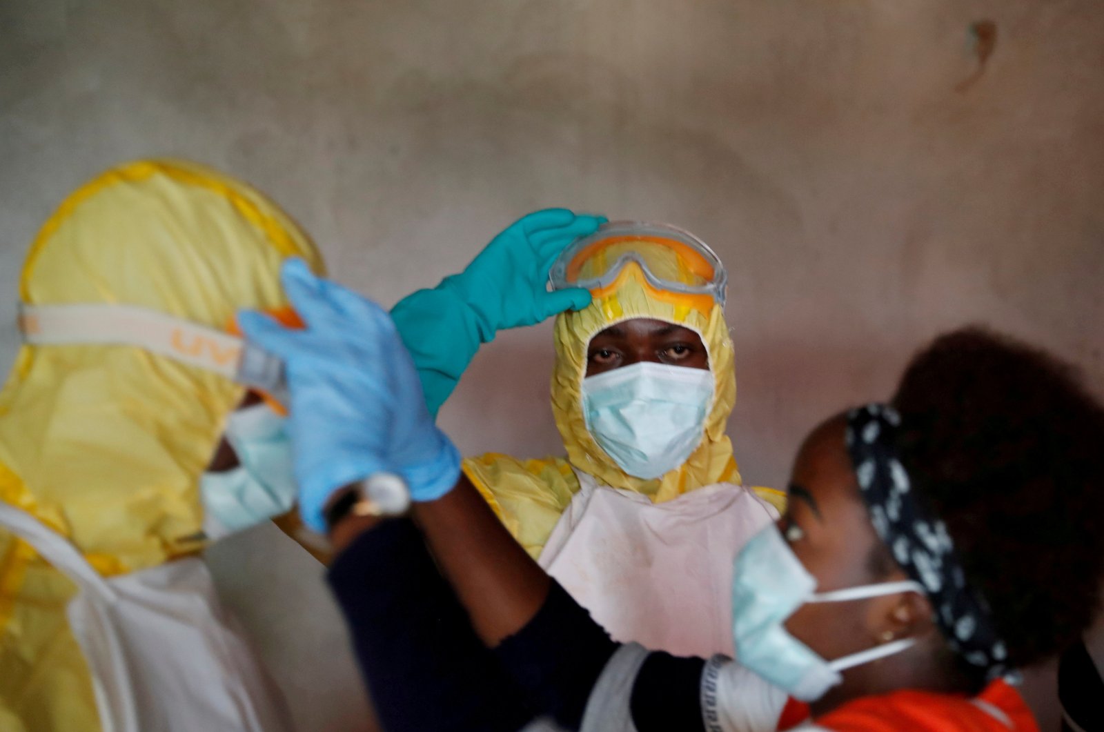 Health care workers adjust gear during a funeral of a person who is suspected of dying of Ebola in Beni, North Kivu Province, Democratic Republic of Congo, Dec. 9, 2018. (Reuters Photo)