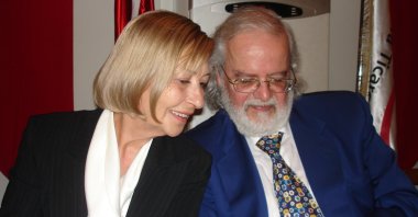 Emine Işınsu Öksüz (L) chats with her husband Professor Iskender Öksüz at an event, May 18, 2006. (AA Photo)