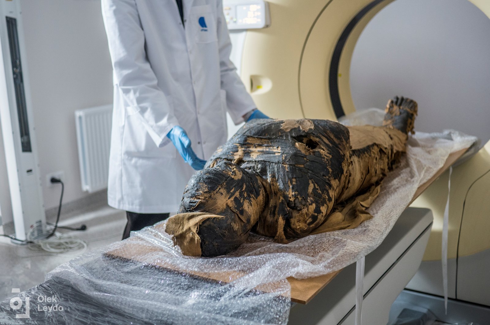 This handout picture made available by the Warsaw Mummy Project on April 29, 2021 shows the pregnant Egyptian mummy being prepared for X-Ray images taken on December 15, 2015, at a medical center in Otwock near Warsaw, Poland. (REUTERS Photo) 