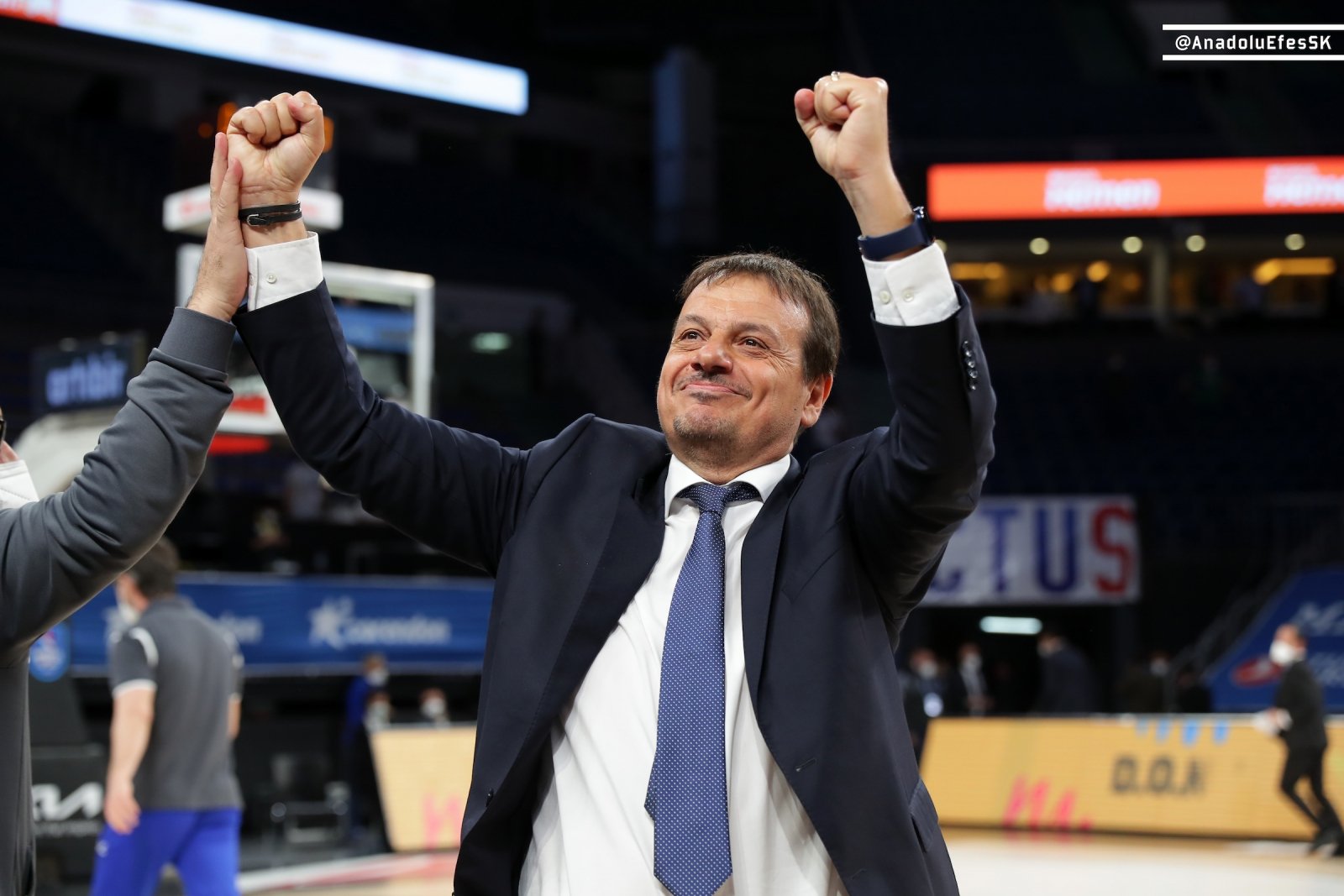 Ergin Ataman, the head coach of Anadolu Efes, celebrates after the win against Real Madrid on May 4, 2021. (DHA Photo)