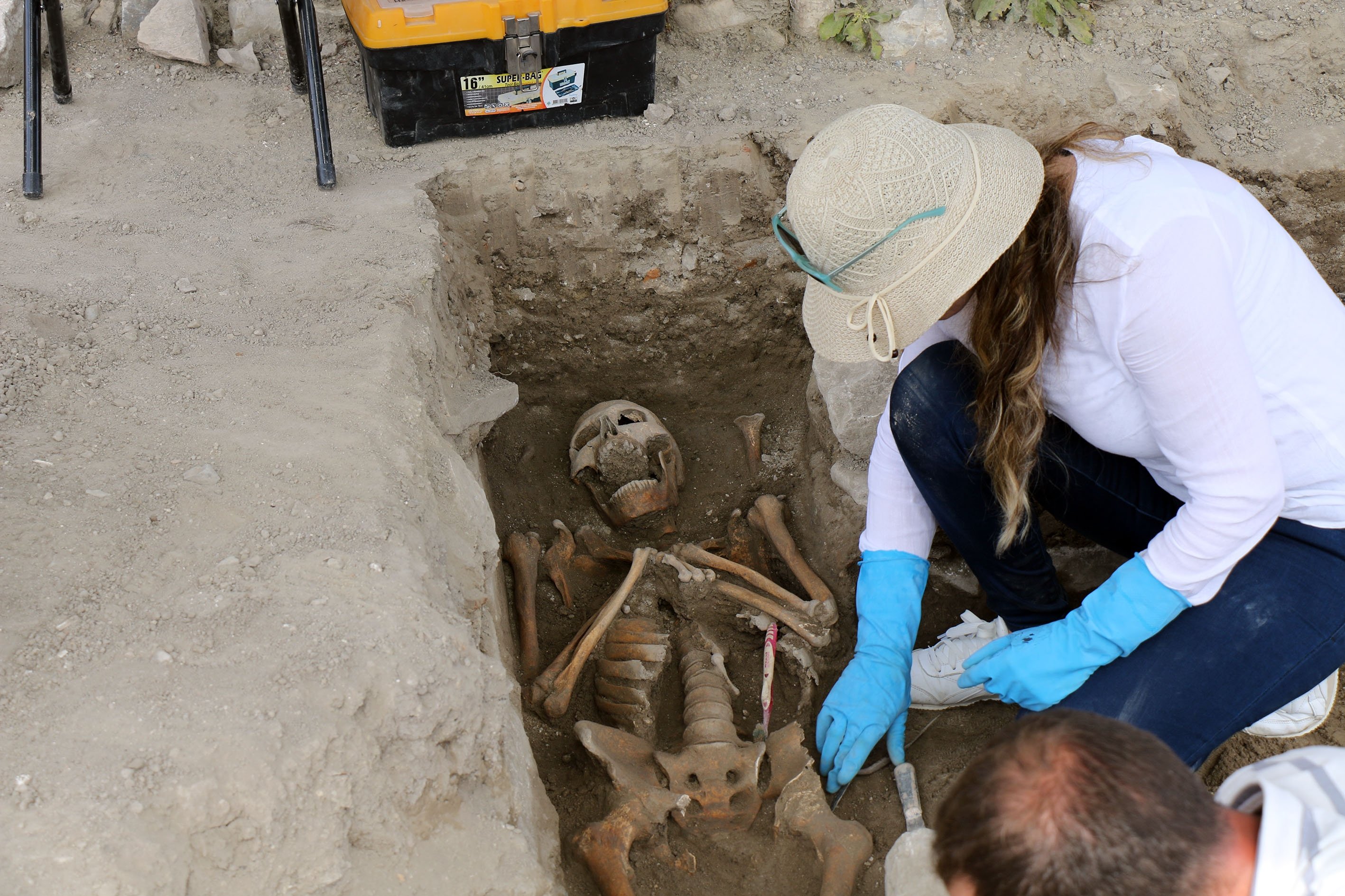 An archeologist works on a skeleton found at the Kadıkalesi archaeological site, Aydın, western Turkey, May 6, 2021. (AA Photo)