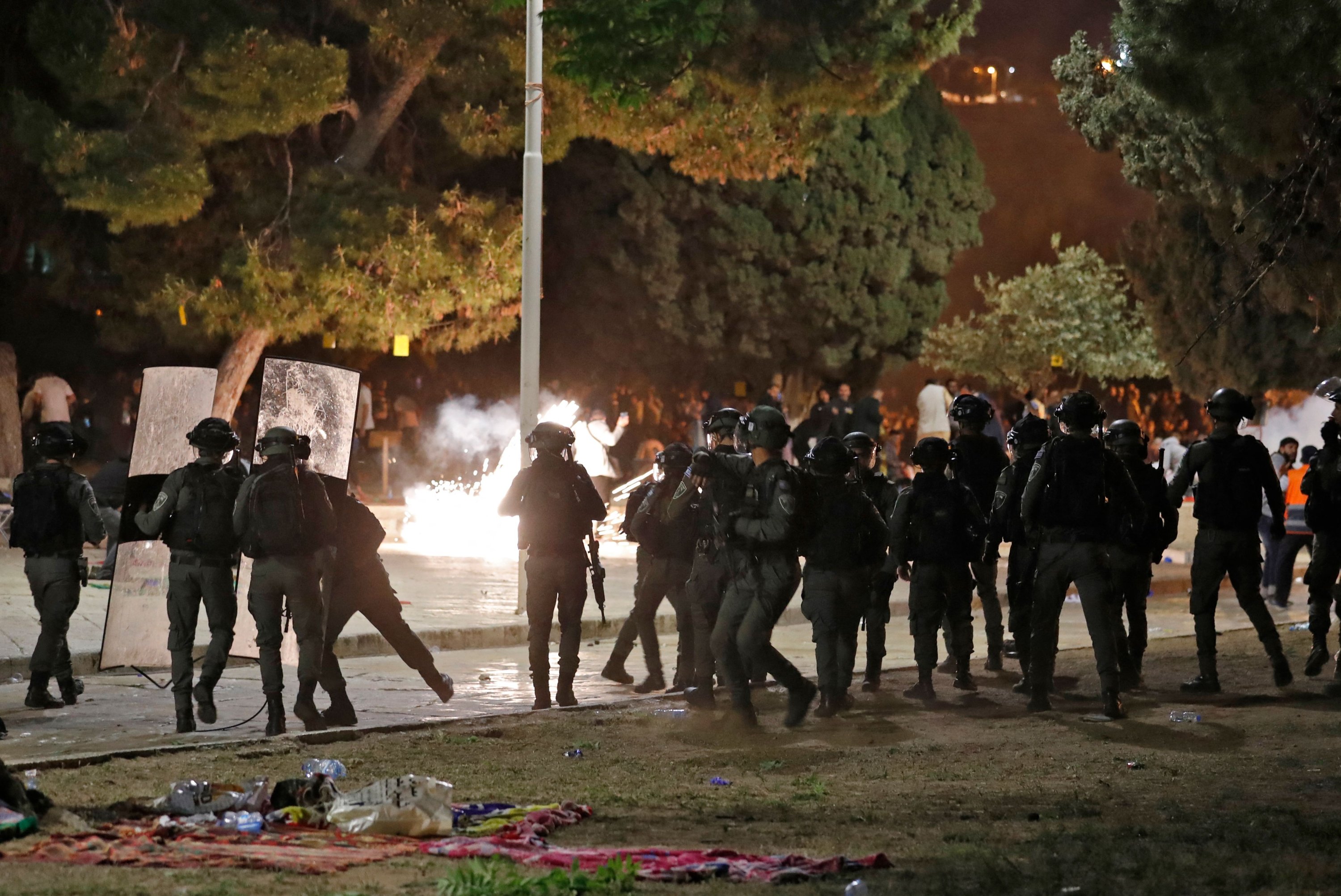 Israeli police attack worshipers in Al-Aqsa Mosque, 295 injured | Daily  Sabah