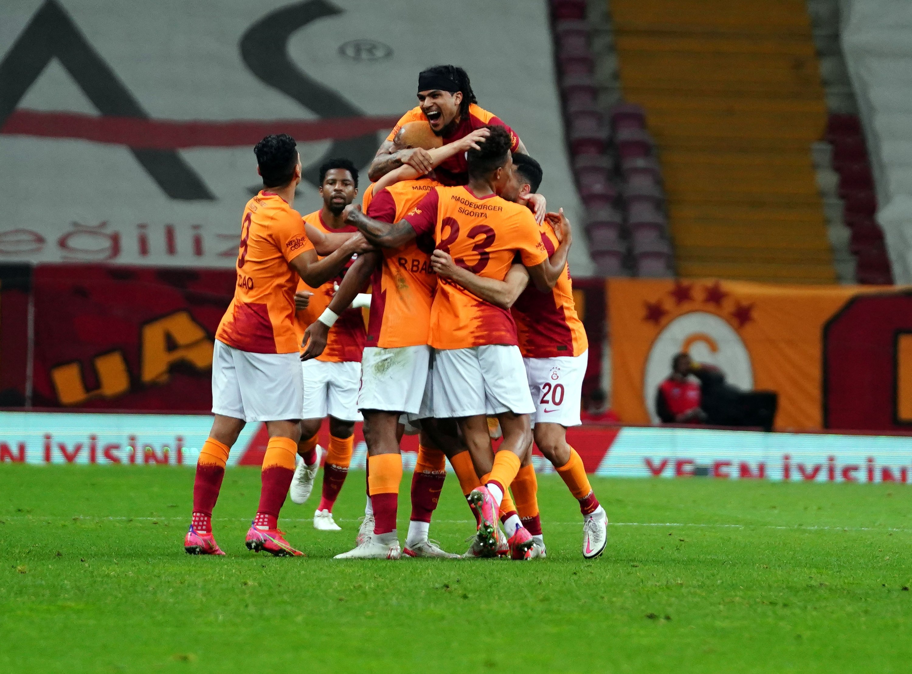 ISTANBUL, TURKEY - OCTOBER 25: players of Besiktas JK during the Super Lig  match between Besiktas and Galatasaray at Vodafone Park on October 25, 2021  in Istanbul, Turkey (Photo by TUR/Orange Pictures