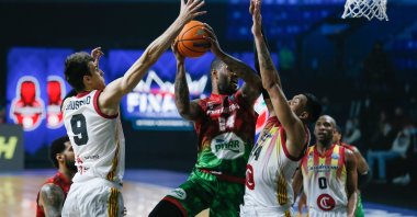 Pınar Karşıyaka's Amath M’Baye (C) grabs the ball against Casademont Zaragoza's Nicolas Brussino (L) and Jacob Wiley (R) in FIBA Basketball Champions League semifinal match at the Entertainment Complex Nagorny in Nizhny Novgorod, Russia, May 7, 2021. (AA Photo)