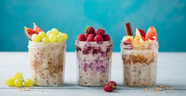Prepare your overnight oats with fresh berries and seasonal fruits in glass mason jars to make it practical. (Shutterstock Photo)