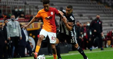 Galatasaray's Gedson Fernandes (L) and Beşiktaş's Welinton vie for the ball during a Süper Lig match, Istanbul, Turkey, May 8, 2021. (IHA Photo)