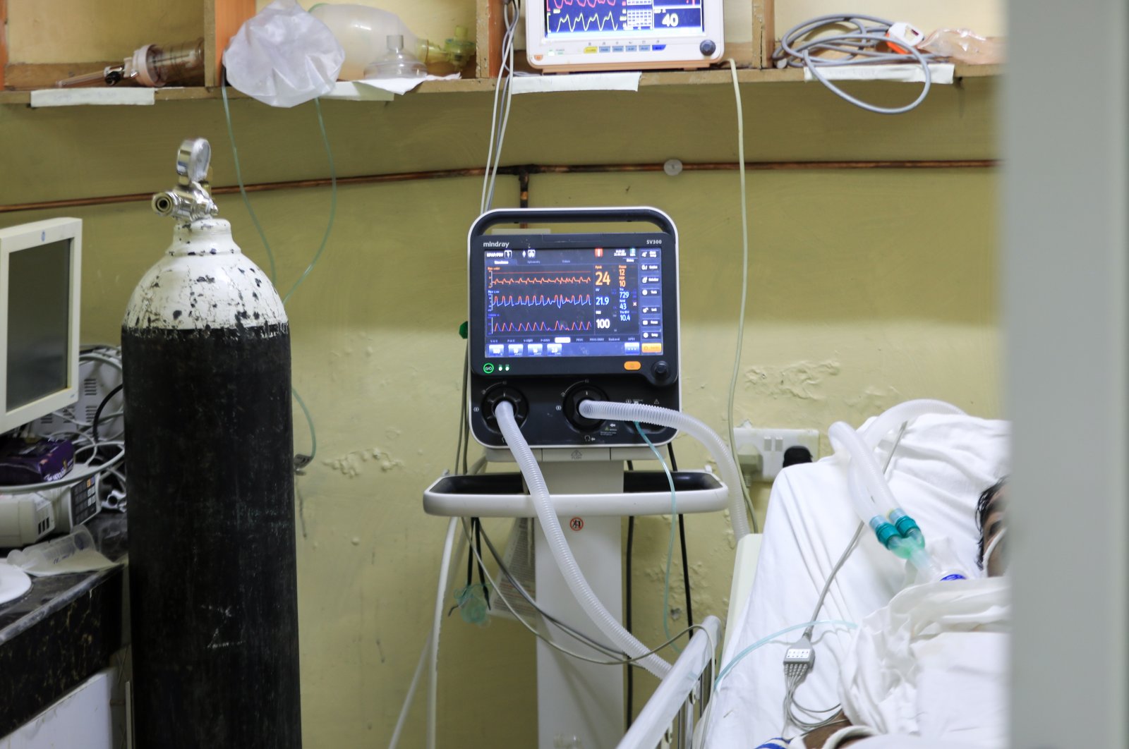 An oxygen cylinder refilled by the Hewatele oxygen plant is used by a COVID-19 patient at a local hospital with high demand for oxygen due to surge of COVID-19 patients in a Somali neighborhood, Eastleigh in Nairobi, Kenya, April 21, 2021. (EPA Photo)