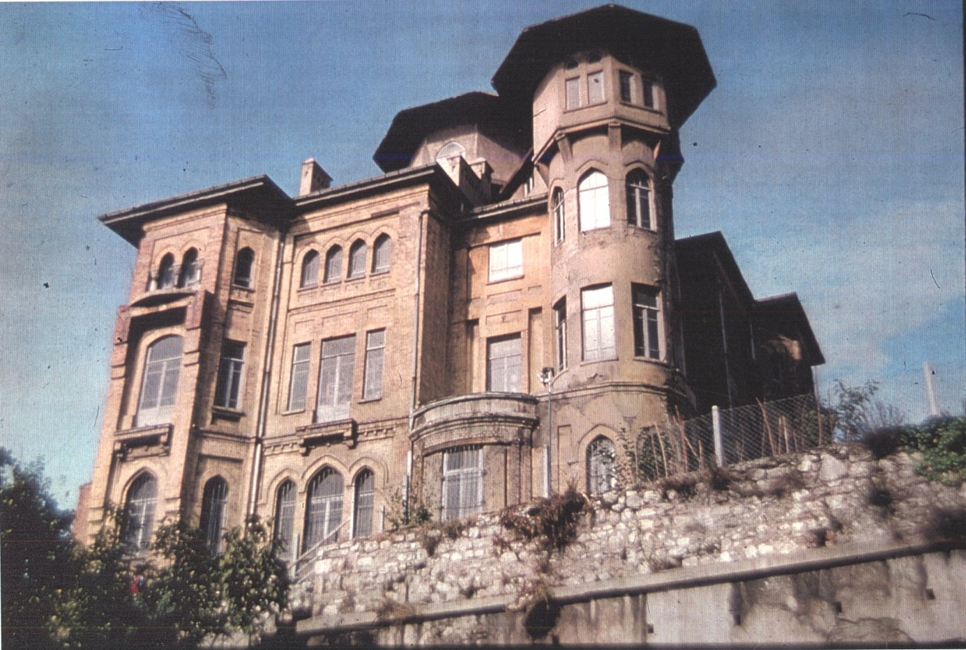 An exterior view of the Bolulu Habib Bey Mansion, Istanbul, Turkey, in the 1990s. (Courtesy of SALT Research)