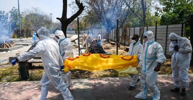 Relatives bring the body of a COVID-19 victim to cremate at a cremation ground in New Delhi, India, May 11, 2021. (AFP Photo)