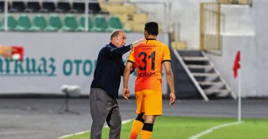 Galatasaray coach Fatih Terim gives instructions to Mostafa Mohamed at the Atatürk Stadium in southwestern Denizli province on May 11, 2021 (AA Photo)