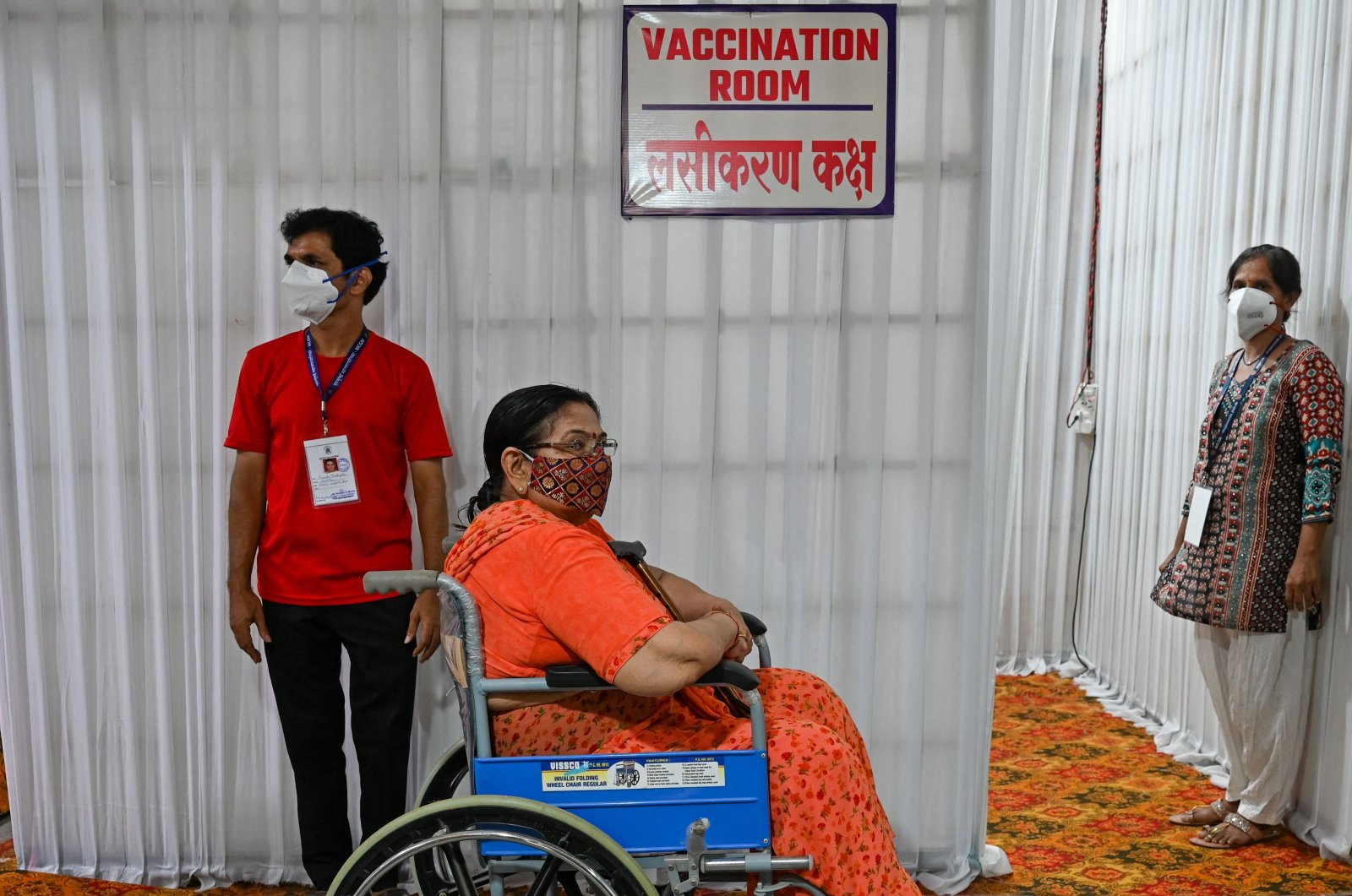 An elderly woman waits to get inoculated with a COVID-19 vaccine, at a vaccination center in Mumbai, India, May 12, 2021. (AFP Photo)