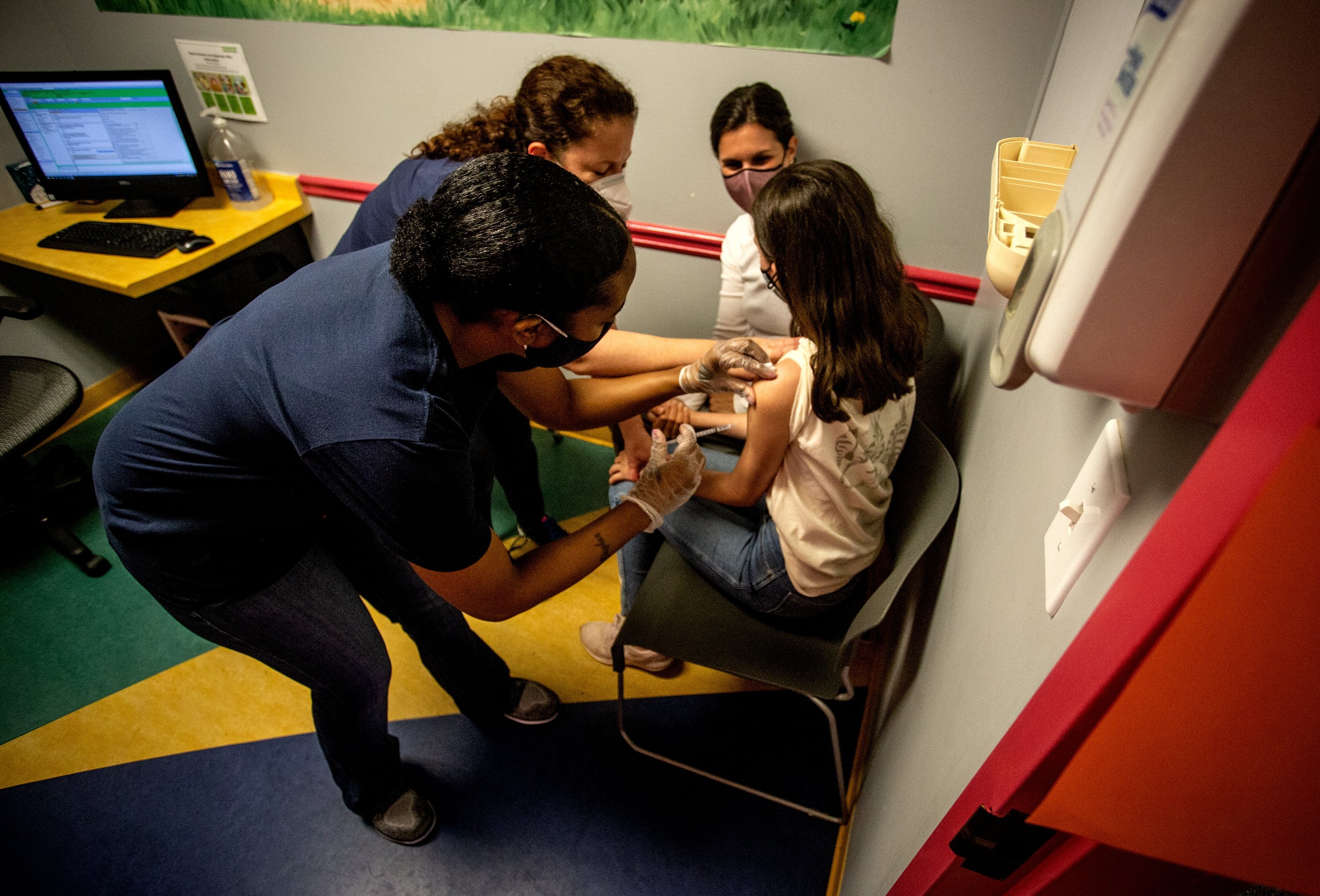 Middle school student Elise Robinson (L) receives her first COVID-19 vaccination in Decatur, Georgia, U.S., May 12, 2021. (AP Photo)