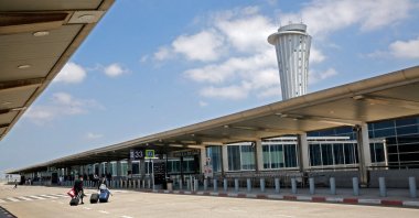 Departing passengers roll their suitcases at the nearly deserted Ben Gurion airport in Lod, near the Israeli coastal city of Tel Aviv, May 13, 2021. (AFP Photo)