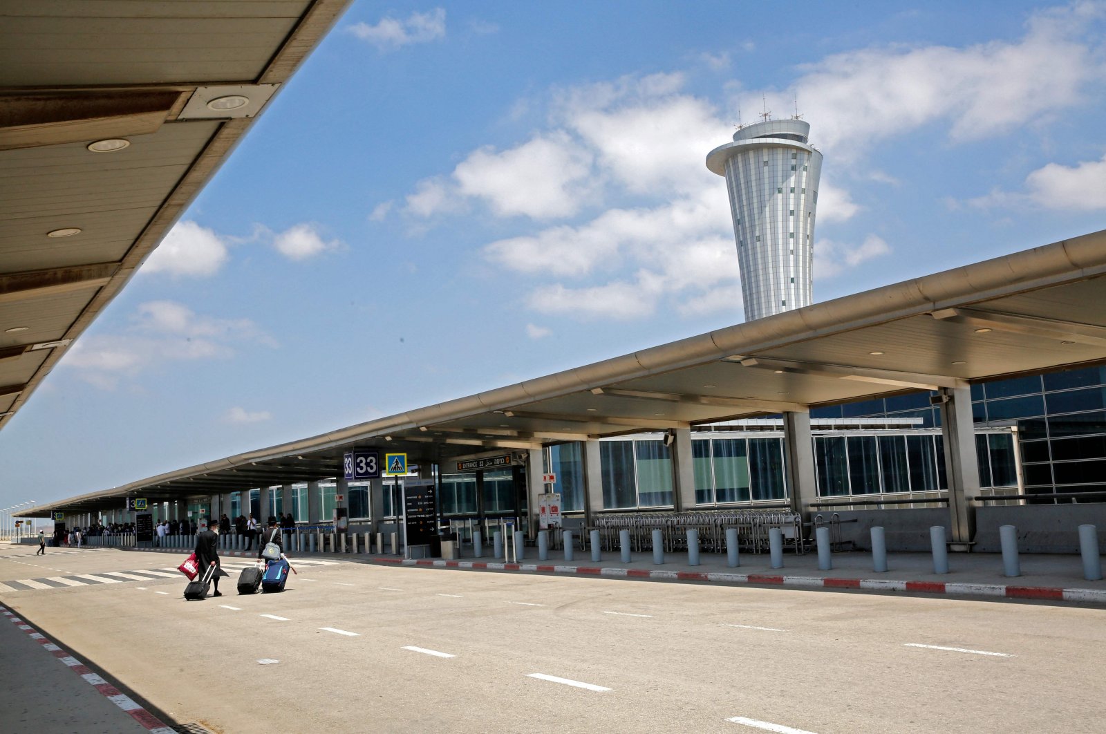 Departing passengers roll their suitcases at the nearly deserted Ben Gurion airport in Lod, near the Israeli coastal city of Tel Aviv, May 13, 2021. (AFP Photo)
