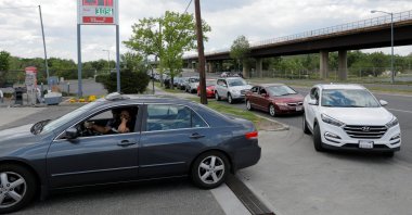 Cars queue as they wait to fill with gas at a Shell gas station, after a cyberattack crippled the biggest fuel pipeline in the country, run by Colonial Pipeline, in Washington, D.C., U.S., May 15, 2021. (Reuters Photo)