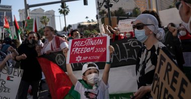 A child holds up a sign that reads "Palestinian Freedom" as pro-Palestine protesters rally outside The Venetian hotel and casino in Las Vegas, U.S., May 15, 2021. (AFP Photo)